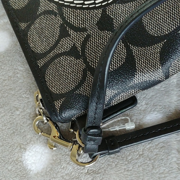 Coach  Wristlet - Picture 3 of 8